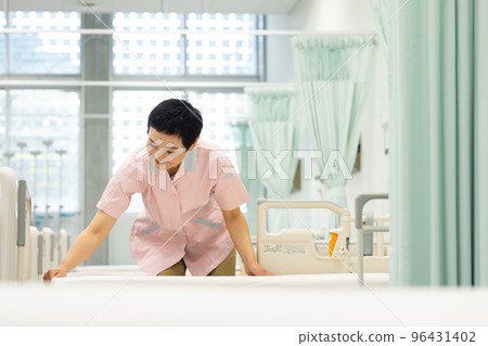 A woman who makes a bed makeup 96431402