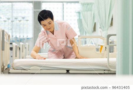 A woman who makes a bed makeup A woman who makes a bed makeup 96431405