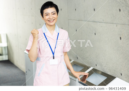 middle woman cleaning 96431409