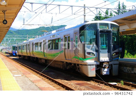 Tomari Station Ainokaze Toyama Railway Series 521 and Echigo Tokimeki Railway ET122 Tomari Station Ainokaze Toyama Railway Series 521 and Echigo Tokimeki Railway ET122 96431742