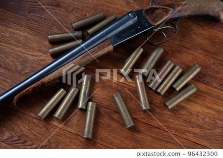 Antique 16-gauge break-action smooth-bored shotgun with cartridges. Antique 16-gauge break-action smooth-bored shotgun with cartridges. 96432300
