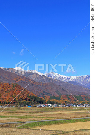 從山腳看深秋的白馬三山 96433007