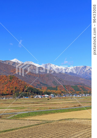 從山腳看深秋的白馬三山 96433008