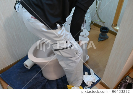 Western-style flush toilet failure repair work Western-style flush toilet failure repair work 96433252