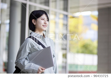 享受校園生活的年輕日本大學生 享受校園生活的年輕日本大學生 96433725