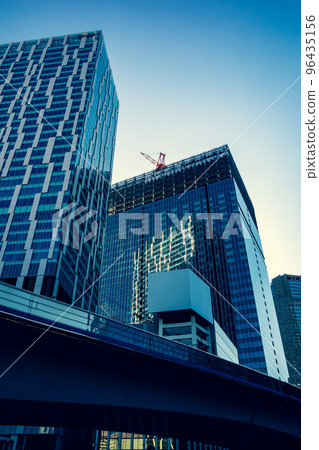 從澀谷站東口看到正在建設中的櫻丘地區的東京改造建築 2022.10 b-3 添加了暖色 96435156