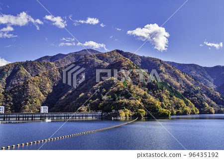 Lake Okutama, Tokyo, autumn leaves 96435192