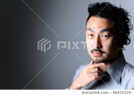 看著鏡頭似乎可以美化鬍子的中年男人 看著鏡頭似乎可以美化鬍子的中年男人 96435229