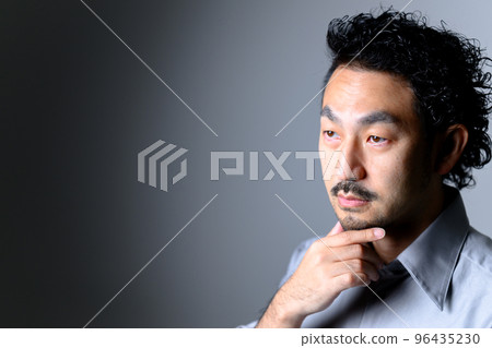 鬍鬚美容的中年男人 鬍鬚美容的中年男人 96435230