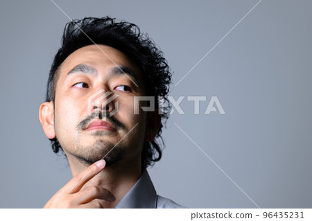 鬍鬚美容的中年男人 鬍鬚美容的中年男人 96435231
