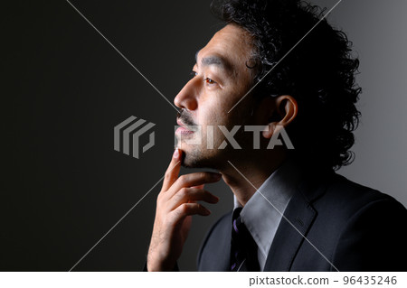 西裝革履的中年男人,鬍子的美,經理人的形象 西裝革履的中年男人,鬍子的美,經理人的形象 96435246