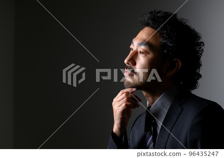 西裝革履的中年男人,鬍子的美,經理人的形象 西裝革履的中年男人,鬍子的美,經理人的形象 96435247