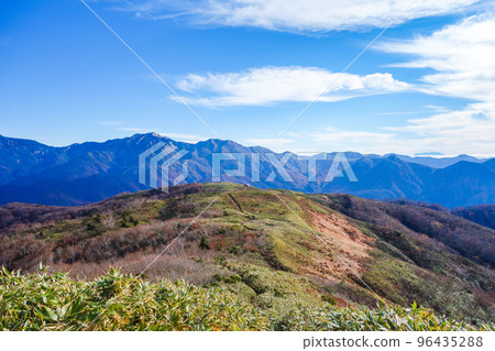 [Mt. Akausagi] The road leading to the mountain hut from the summit 96435288