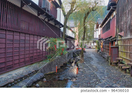 The natural scenery of Yanaka Mizu no Komichi (Gujo City, Gifu Prefecture) The natural scenery of Yanaka Mizu no Komichi (Gujo City, Gifu Prefecture) 96436010