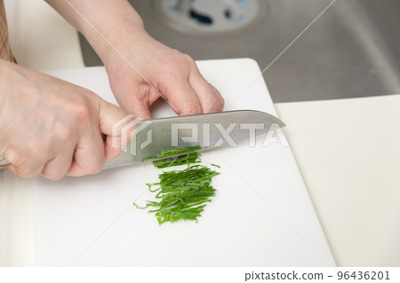 [Santoku knives cut the perilla into thin strips to make condiments] 96436201