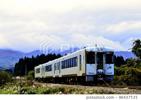 2000 Kiha 110 Series Rapid Service Agano (Vivid tone) 在磐越西線運行 96437535