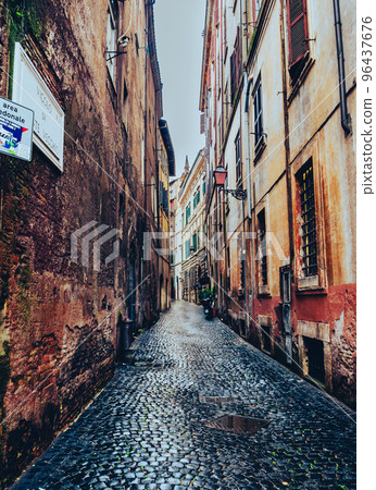 羅馬的一個街角,老城區的後街,鵝卵石街道 羅馬的一個街角,老城區的後街,鵝卵石街道 96437676