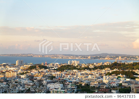 從沖繩浦添城遺址看到的夜景和海景 96437835