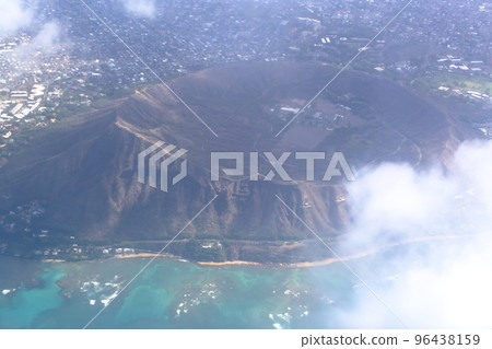 從飛機窗口看到威基基的鑽石頭山 96438159