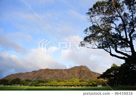 Diamond Head seen from Kapiolani Park in Waikiki, Hawaii Diamond Head seen from Kapiolani Park in Waikiki, Hawaii 96439816