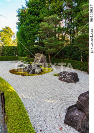 Autumn in Kyoto Rakusai Taizo-in with autumn leaves Garden of Yin and Yang 96439927