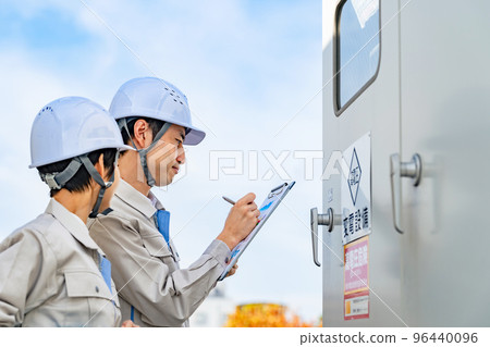 檢查變電站設備的工程師 96440096