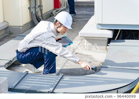 工程師使用檢查設備檢查設備 96440099