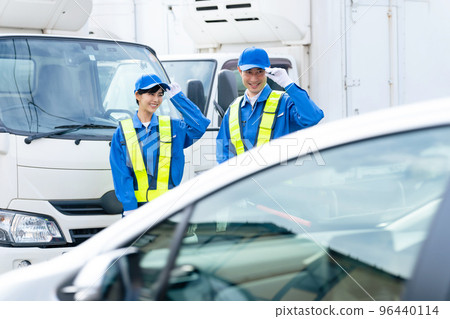 Security guard guiding the vehicle Traffic control 96440114