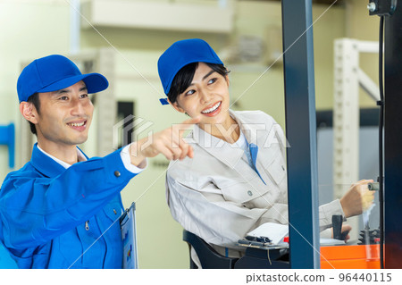 Worker operating a forklift 96440115