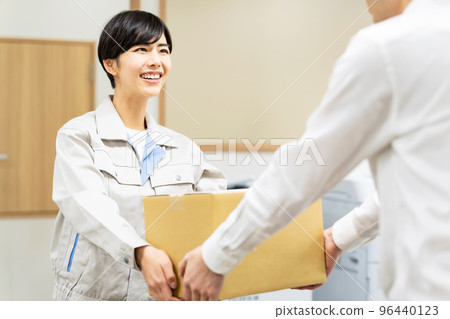運送行李的工人 96440123