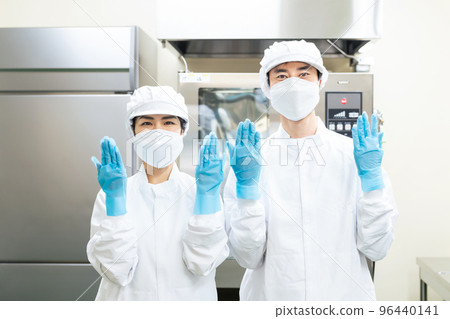 Employees wearing gloves in the kitchen Food factory Hygiene management 96440141