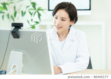 Medical workers doing online medical treatment Medical workers doing online medical treatment 96440177