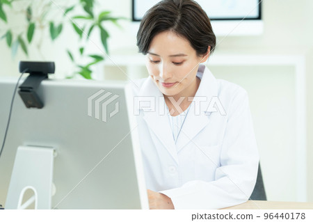 Medical workers doing online medical treatment Medical workers doing online medical treatment 96440178