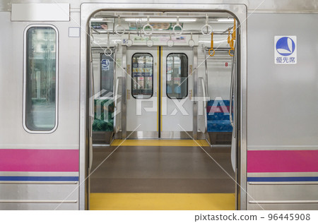 Keio Line Shinjuku-bound strap door Fuchu Station Takahatafudo Station train interior seat Keio Line Shinjuku-bound strap door Fuchu Station Takahatafudo Station train interior seat 96445908