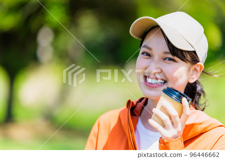 年輕女子喝咖啡 年輕女子喝咖啡 96446662