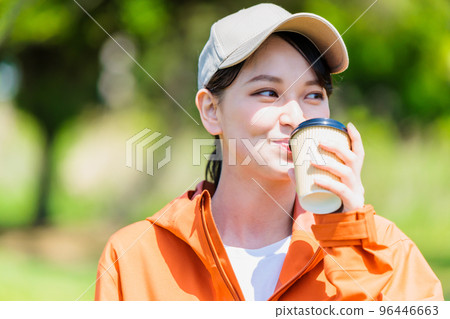 Young woman drinking coffee 96446663