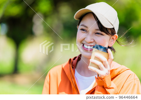 年輕女子喝咖啡 96446664