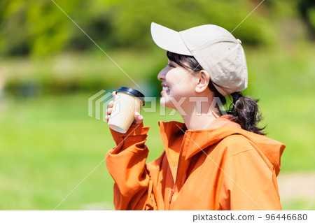 Young woman drinking coffee 96446680