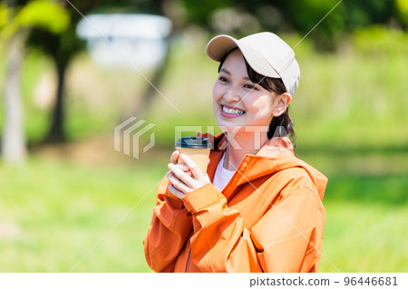 年輕女子喝咖啡 96446681