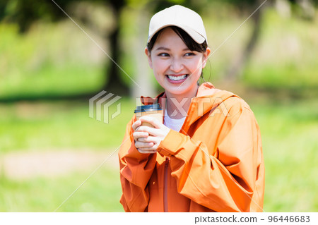 Young woman drinking coffee 96446683
