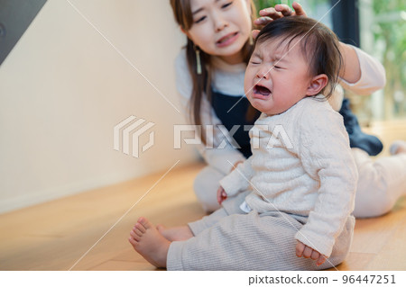 babysitter soothing crying baby 96447251