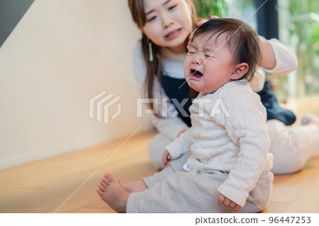 babysitter soothing crying baby 96447253