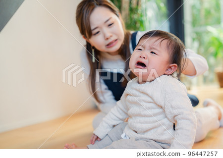 babysitter soothing crying baby 96447257