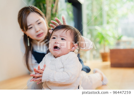 babysitter soothing crying baby babysitter soothing crying baby 96447259