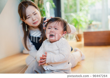 babysitter soothing crying baby babysitter soothing crying baby 96447264