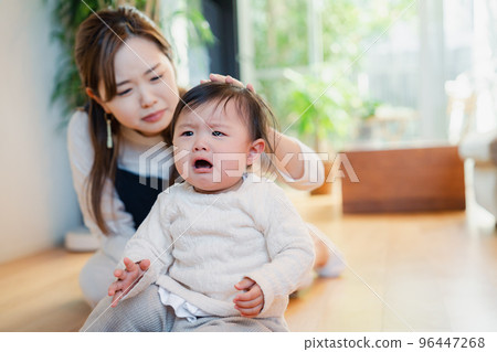 babysitter soothing crying baby 96447268