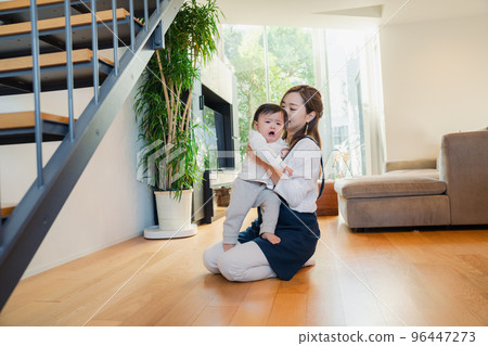 babysitter soothing crying baby 96447273