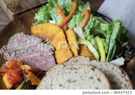 盤子裡放著蔬菜雜燴、烤牛肉和黑麥麵包 盤子裡放著蔬菜雜燴、烤牛肉和黑麥麵包 96447423