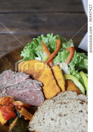 盤子裡放著蔬菜雜燴、烤牛肉和黑麥麵包 盤子裡放著蔬菜雜燴、烤牛肉和黑麥麵包 96447427