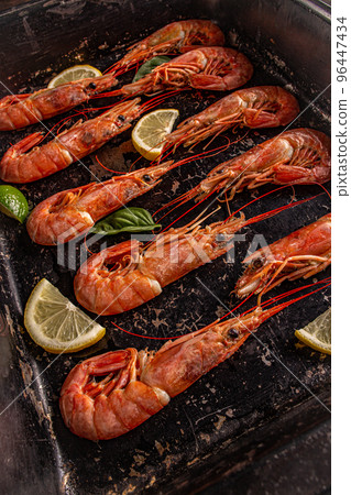 Giant raw fresh prawns i 96447434